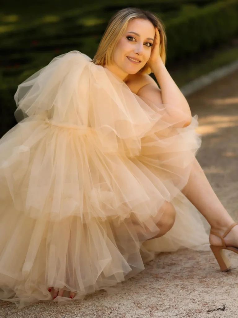 Sesión artística con vestido de tul y luz suave