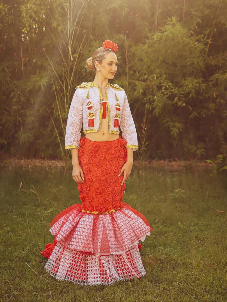Mujer con vestido rojo de volantes en una sesión en exterior