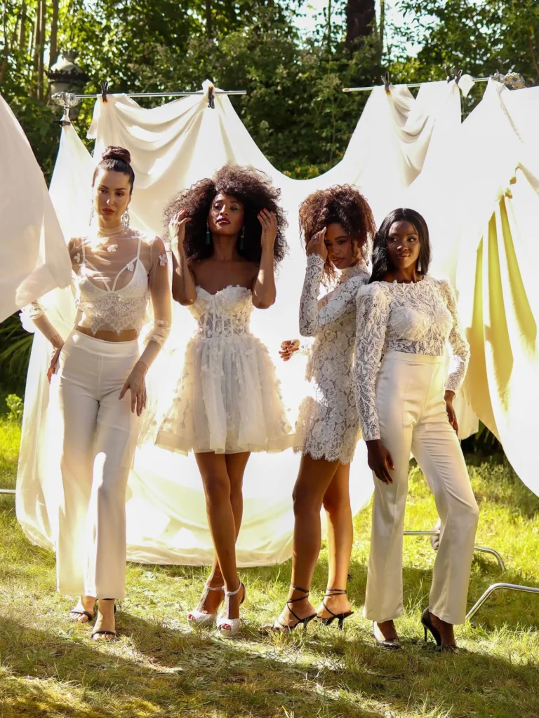 Grupo de amigas vestidas de blanco en una celebración en un jardín