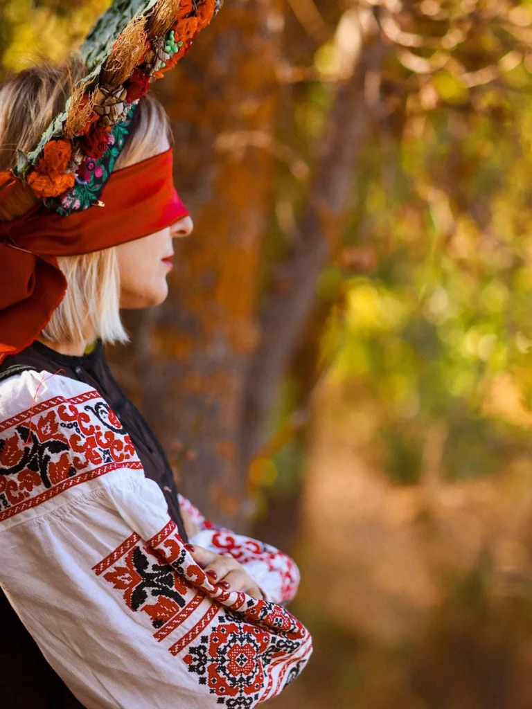 Sesión artística con corona de flores y camisa bordada tradicional